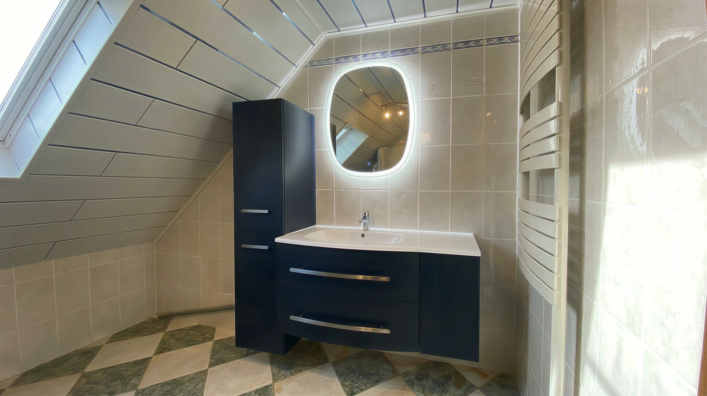 Salle de bains moderne avec ouvrier installant un receveur de douche blanc